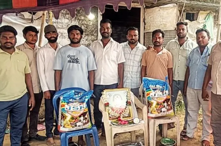 మృతురాలి కుటుంబానికి బియ్యం వితరణ