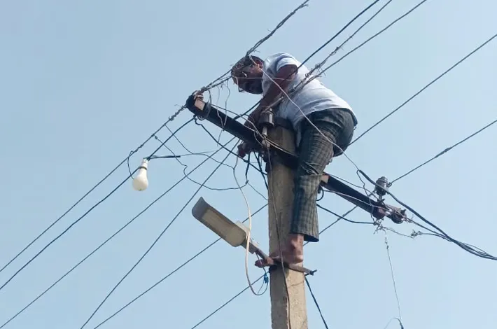 తెగిపడ్డ విద్యుత్ తీగను అమర్చిన విద్యుత్ శాఖ సిబ్బంది