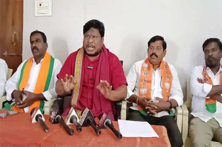 కాలువల మరమ్మతులు చేపట్టి పంటలను కాపాడాలి
