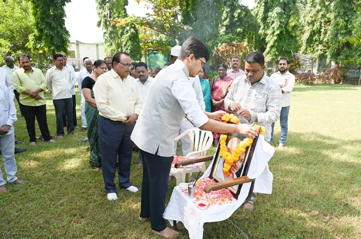 గాంధీజీ ఆశయాలను ప్రతి ఒక్కరూ ఆచరించాలి