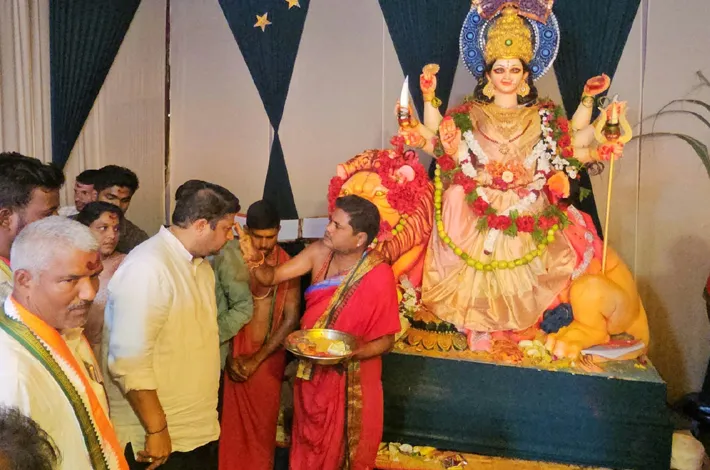 దుర్గామాత మండపంలో టీపీసీసీ రాష్ట్ర ప్రధాన కార్యదర్శి