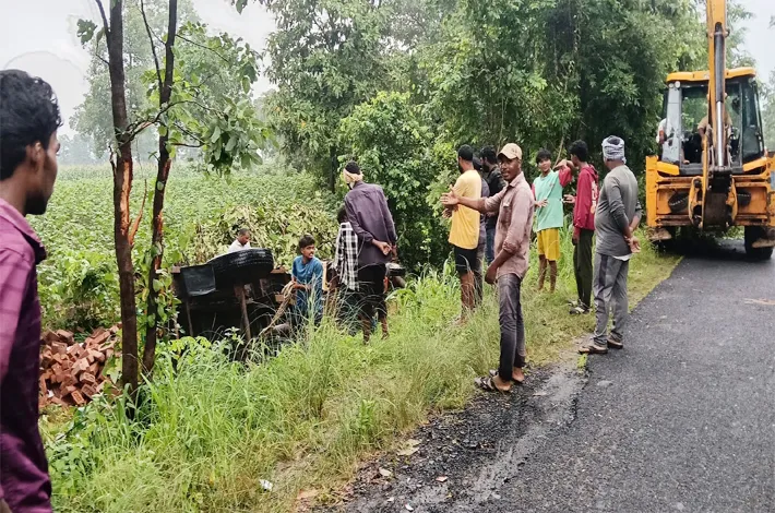 ట్రాక్టర్ బోల్తా.. డ్రైవర్ కి స్వల్ప గాయాలు