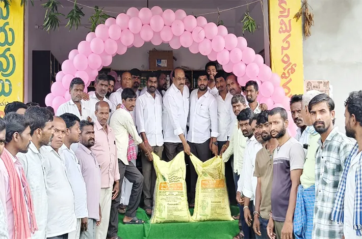 రైతులకు అందుబాటులో ఎరువులు