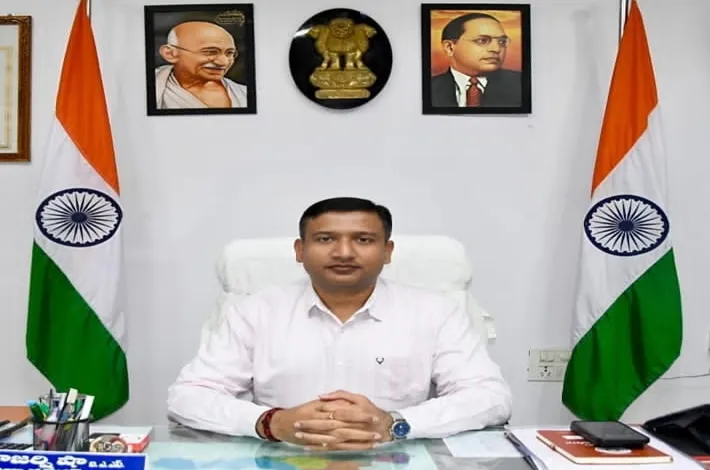 శాంతియుత వాతావరణంలో చవితి వేడుకలు నిర్వహించాలి: కలెక్టర్