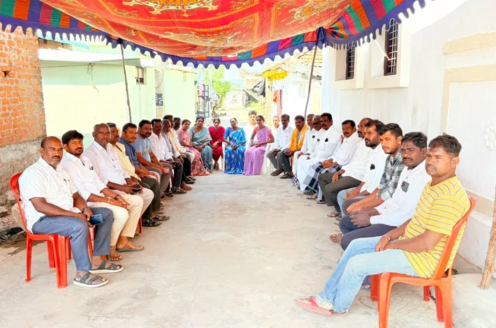 సర్పంచ్‌ పద్మ స్వామి కుటుంబానికి మండల సర్పంచుల పరామర్శ