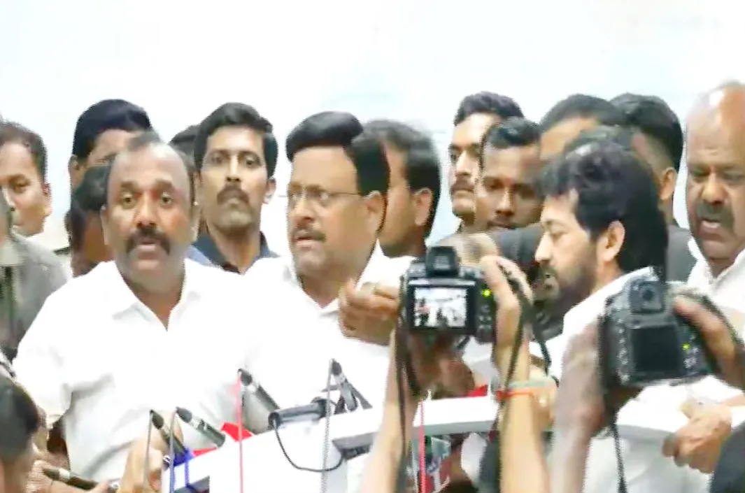 శాసన మండలి ప్రాంగణంలో గందరగోళం
