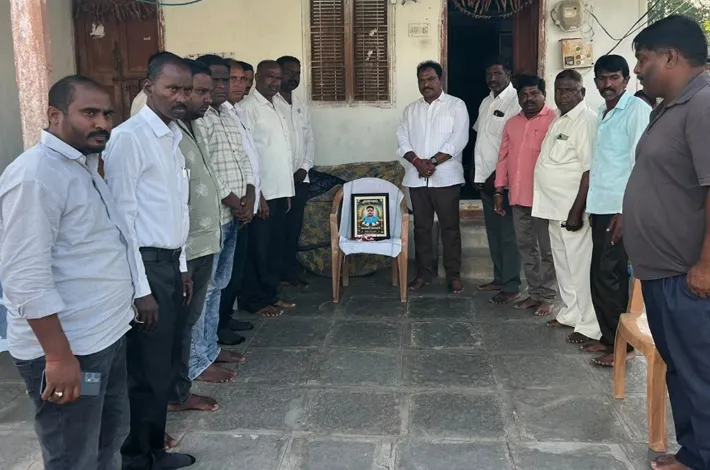 మృతుల కుటుంబీకులను పరమర్శించిన మాజీ ఎమ్మెల్యే 
