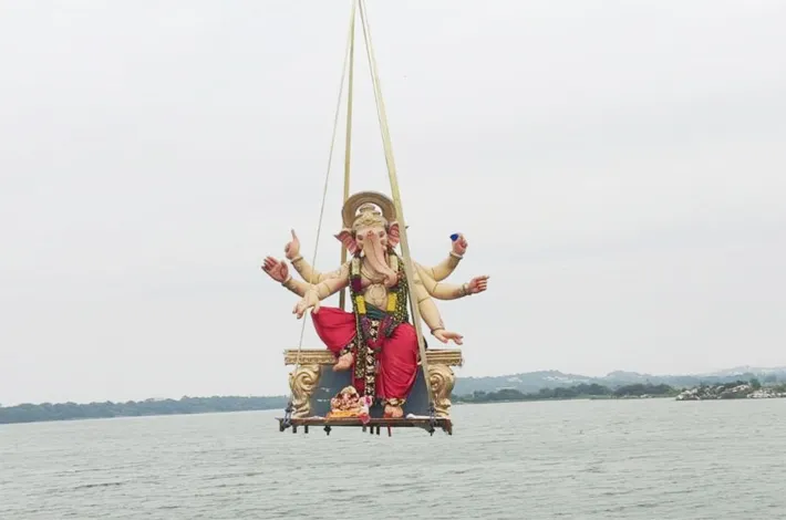 అత్యంత వైభవంగా వినాయక నిమజ్జన శోభయాత్రలు