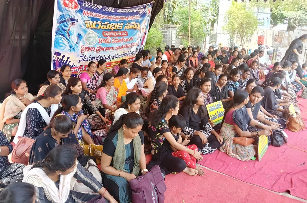 నల్ల దుస్తులతో ఉద్యోగుల  నిరసన 