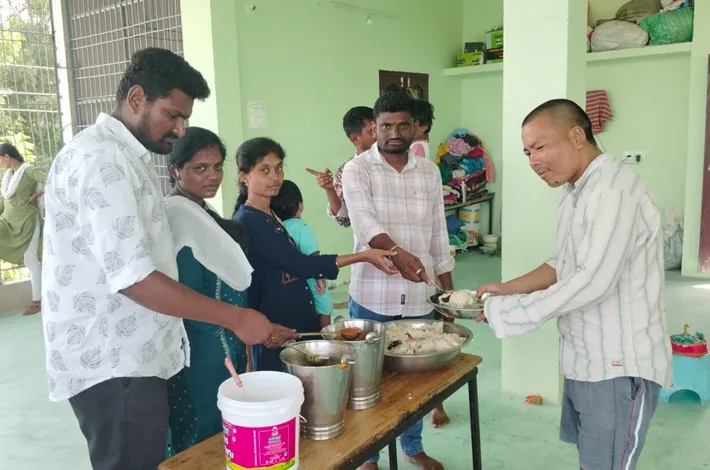 అనాధ ఆశ్రమంలో అన్నదానం