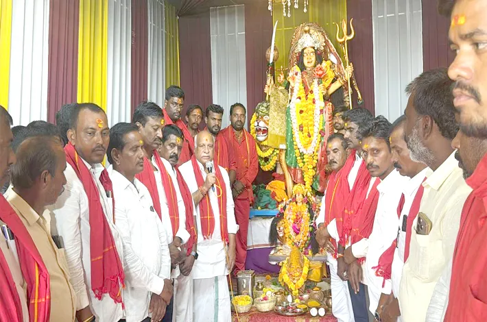 దుర్గ మాత ఆలయంలో ఎమ్మెల్యే పూజ