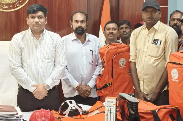డిఆర్ఎఫ్ సిబ్బందికి రక్షణ కిట్లు