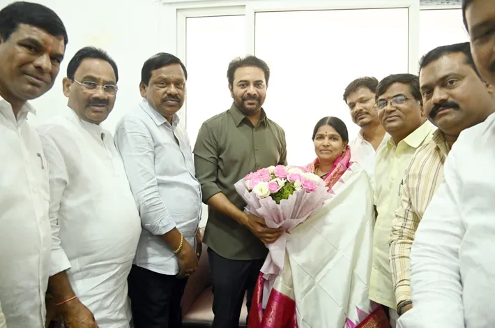 చేనేత సహకార సంఘం ఎన్నికల్లో కర్నాటి వజ్రమ్మ ఘన విజయం