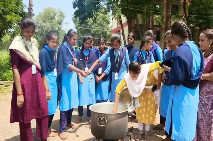 విద్యార్థినుల వంటావార్పు