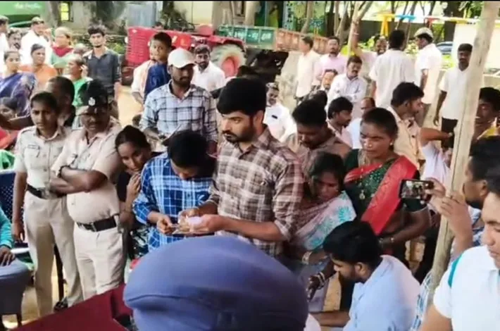 డబుల్ బెడ్ రూమ్ ఇండ్ల డ్రా లో టెన్షన్.... టెన్షన్.