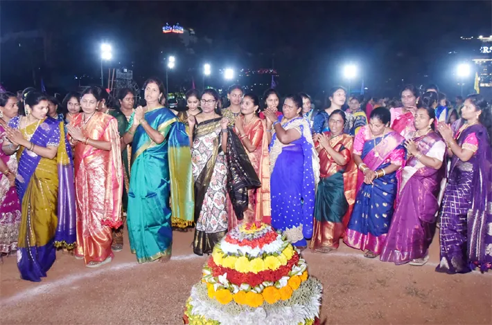 ఆటపాటలతో అంబరాన్నంటిన బతుకమ్మ సంబరాలు