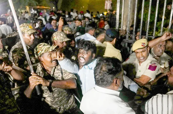 విపక్షాలపై లాఠీచార్జ్