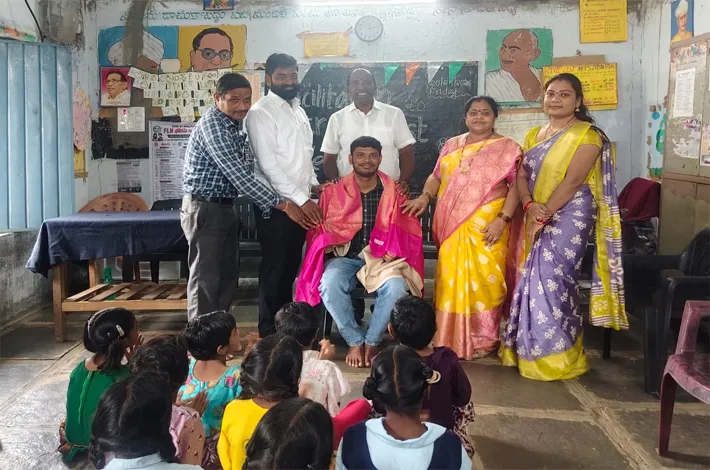 జిల్లా ఉత్తమ ఉపాధ్యాయుడికి సన్మానం