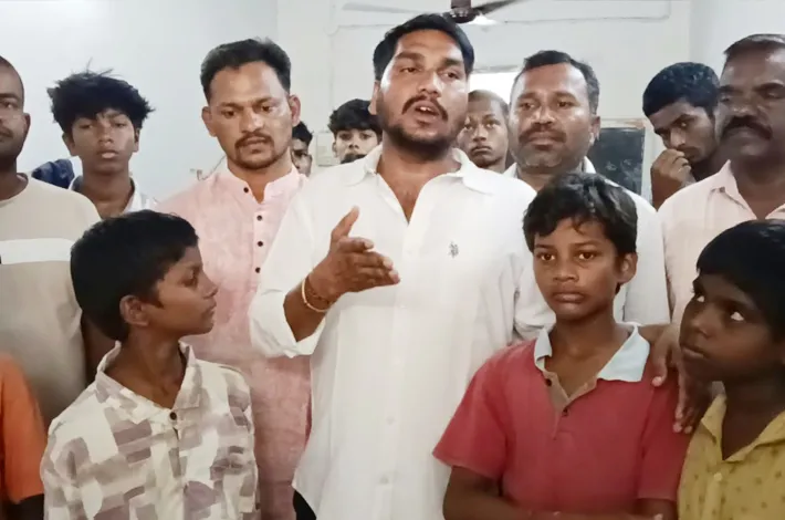 పందుల కొట్టాలో బీసీ విద్యార్థుల చదువులు