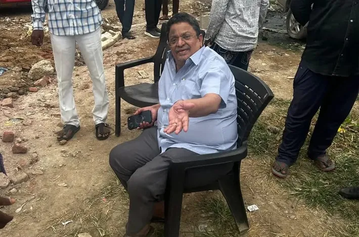 సియాట్ ప్లాట్లలోకి చొరబాటు.. సినీ నిర్మాతపై ఫిర్యాదు