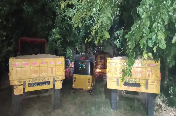 రెండు ఇసుక ట్రాక్టర్లను పట్టుకున్న పోలీసులు