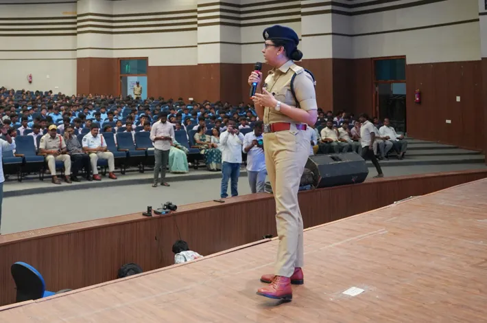 విద్యార్థులు సమయాన్ని వృథా చేసుకోకండి