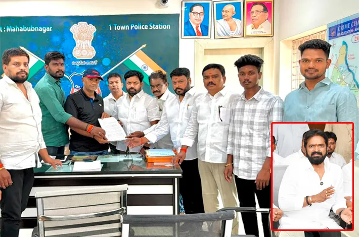 ఎవరి హస్తం?