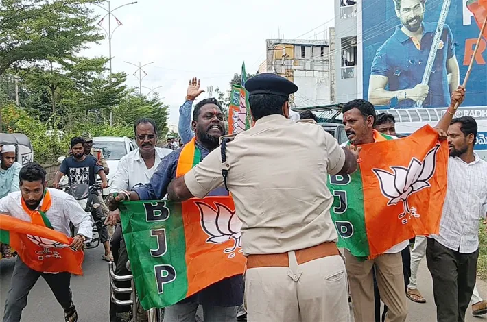 ఎమ్మెల్యే క్యాంప్ ఆఫీస్ ముట్టడి ఉద్రిక్తం