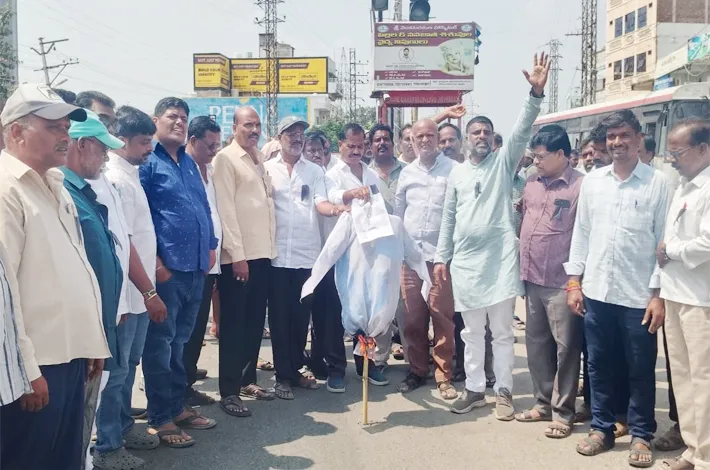 మాజీ మున్సిపల్ చైర్మన్ పై ఫిర్యాదు