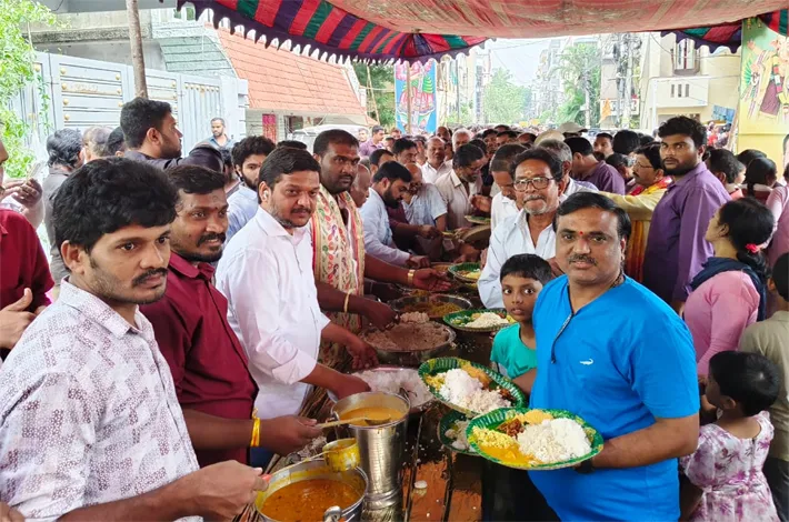 భక్తులకు అన్నప్రసాదం అందించిన మహా అన్నధాత