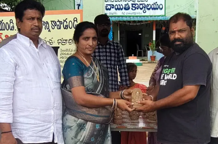వినాయక మట్టి విగ్రహాలు పంపిణీ చేసిన సర్పంచ్