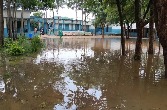 భారీ వర్షానికి జలమయమైన పాఠశాల ప్రాంగణం