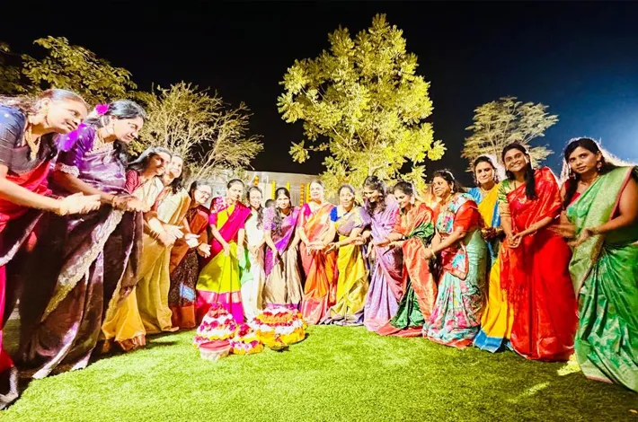 దుబాయ్ లో వైభవంగా బతుకమ్మ సంబరాలు