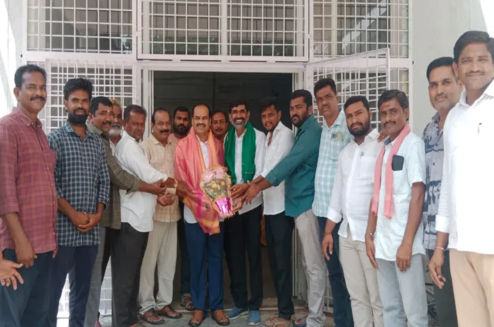 ఇండియన్ రెడ్‌క్రాస్ సొసైటీ జిల్లా డైరెక్టర్‌ ను సన్మానించిన గిరిజన నాయకులు 