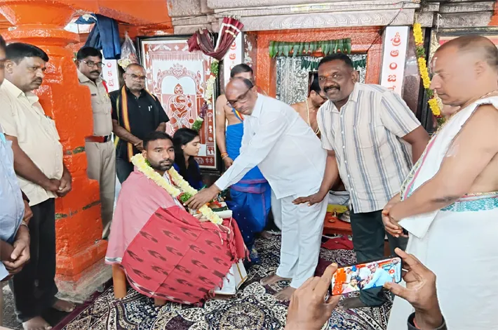 కొండగట్టు అంజన్న స్వామిని దర్శించుకున్న జిల్లా కలెక్టర్