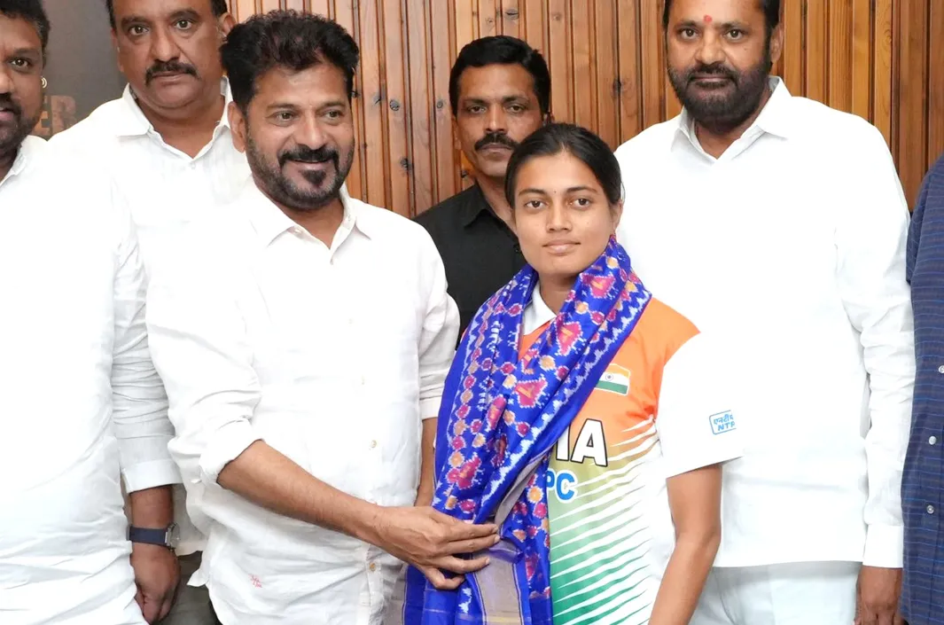 తెలంగాణ ముద్దుబిడ్డ చికిత: సీఎం అభినందనలు! 