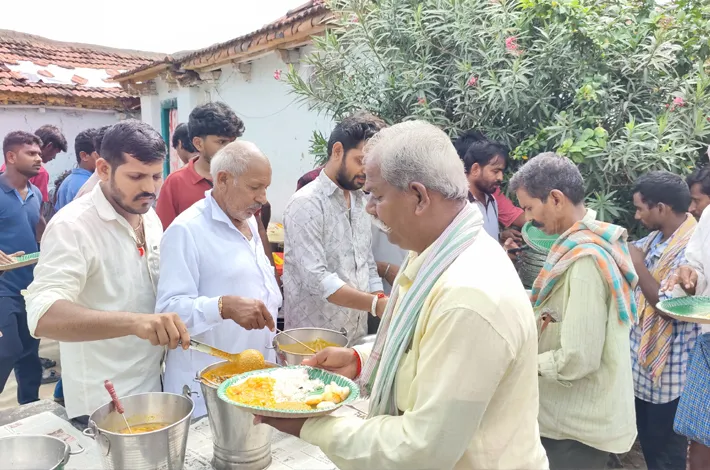 గణపయ్య మండపం వద్ద అన్నప్రసాద వితరణ