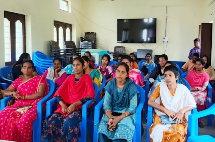 మహిళకు హ్యాండ్‌మేడ్ జ్యువెలరీ శిక్షణ