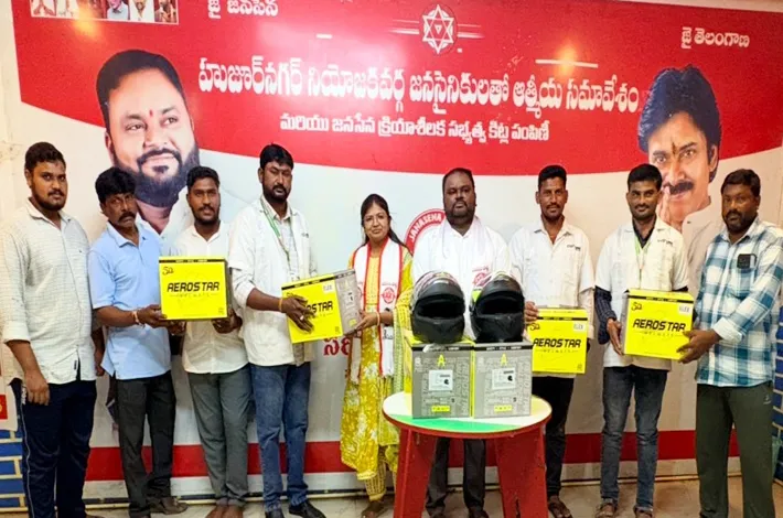 108 సిబ్బందికి ఉచితంగా హెల్మెట్ల పంపిణీ
