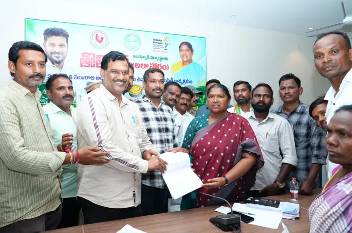 ఇళ్ల స్థలాలకు సీతక్క హామీ
