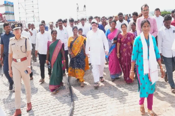 బతుకమ్మ పండుగ ఏర్పాట్లను పరిశీలించిన మంత్రి "పొన్నం"