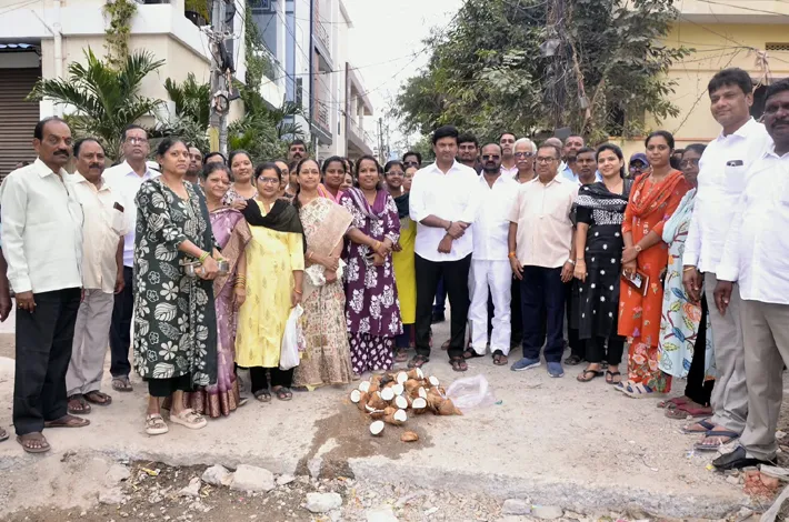 సీసీ రోడ్లు, భూగర్భ డ్రైనేజీ పనులకు శంకుస్థాపన
