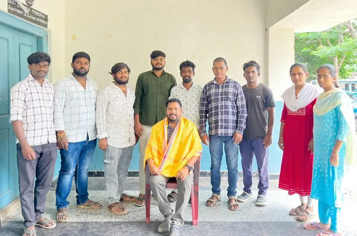ఉత్తమ ఉపాధ్యాయుడిని సన్మానించి బ్లూ భీమ్ యూత్ సభ్యులు