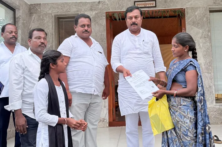 ఎల్ ఓ సి చెక్కులు పంపిణీ చేసిన ఎమ్మెల్యే 