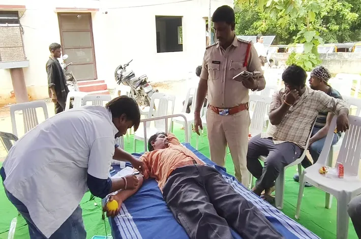 పాల్వంచ పోలీసుల ఆధ్వర్యంలో రక్తదాన శిబిరం
