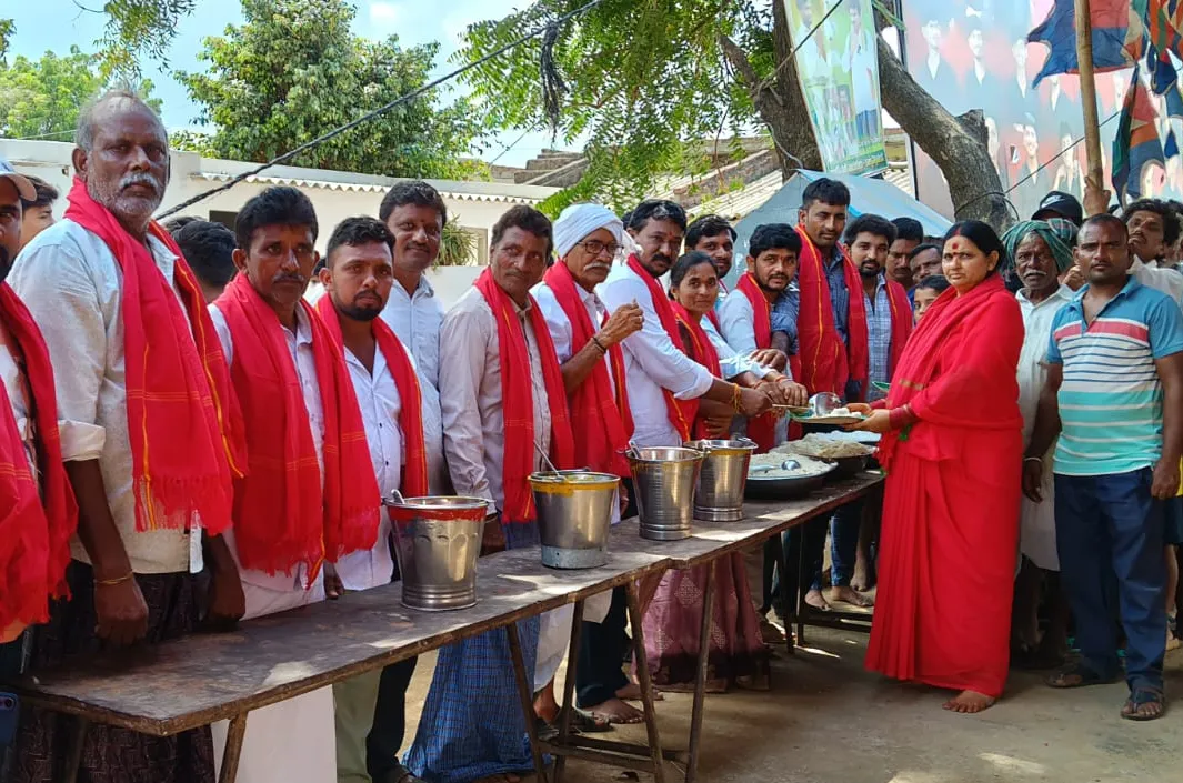 భక్తులకు అన్నప్రసాద వితరణ