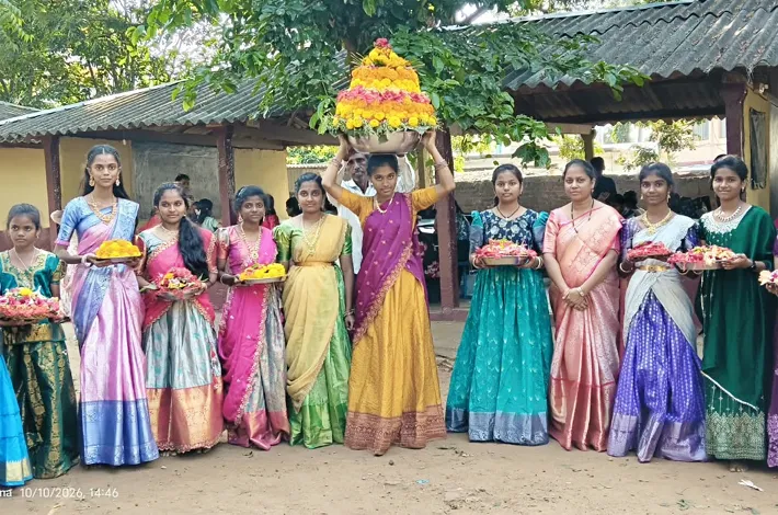 టాలెంట్ స్కూల్లో ఘనంగా బతుకమ్మ సంబరాలు