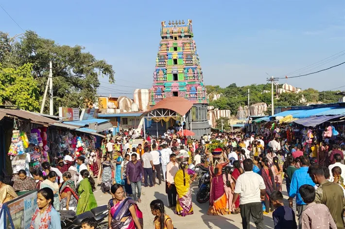 వనదుర్గమ్మకు జన హారతి