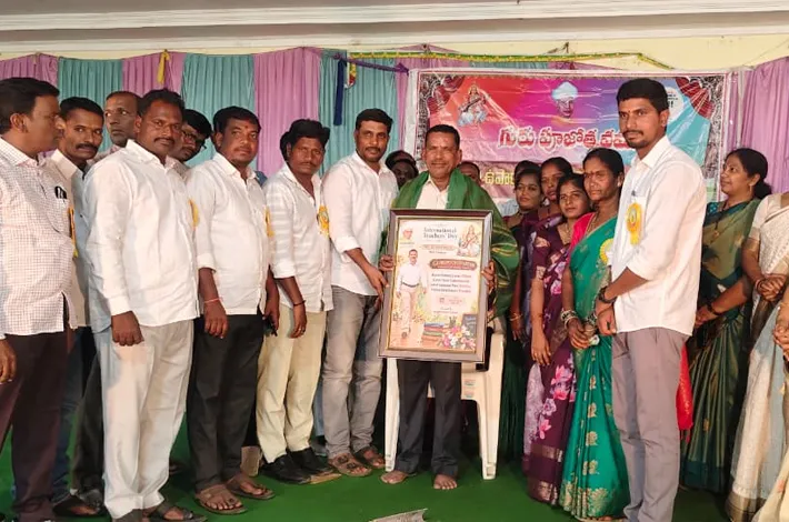ఇంటర్నేషనల్ టీచర్స్ డే సందర్భంగా ఎంఈఓకు ఘన సన్మానం