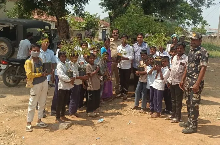 అటవీశాఖ తరపున విద్యార్థులకు మొక్కలు పంపిణీ 